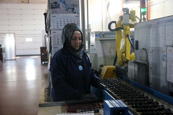 Foto - Motor parçası üreten fabrikada kadınlar da ter döküyor