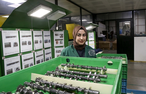 Foto - Motor parçası üreten fabrikada kadınlar da ter döküyor