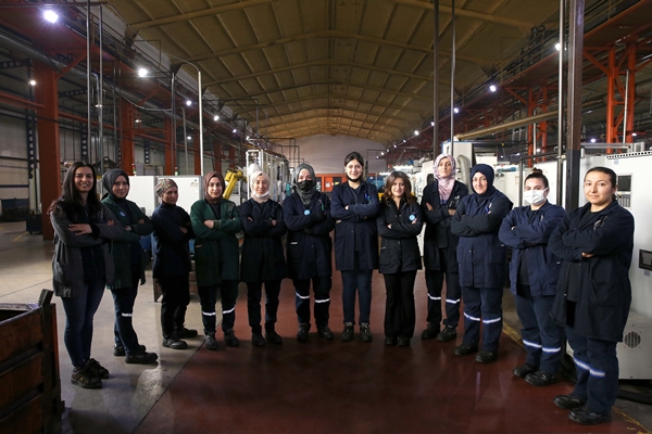 Motor parçası üreten fabrikada kadınlar da ter döküyor