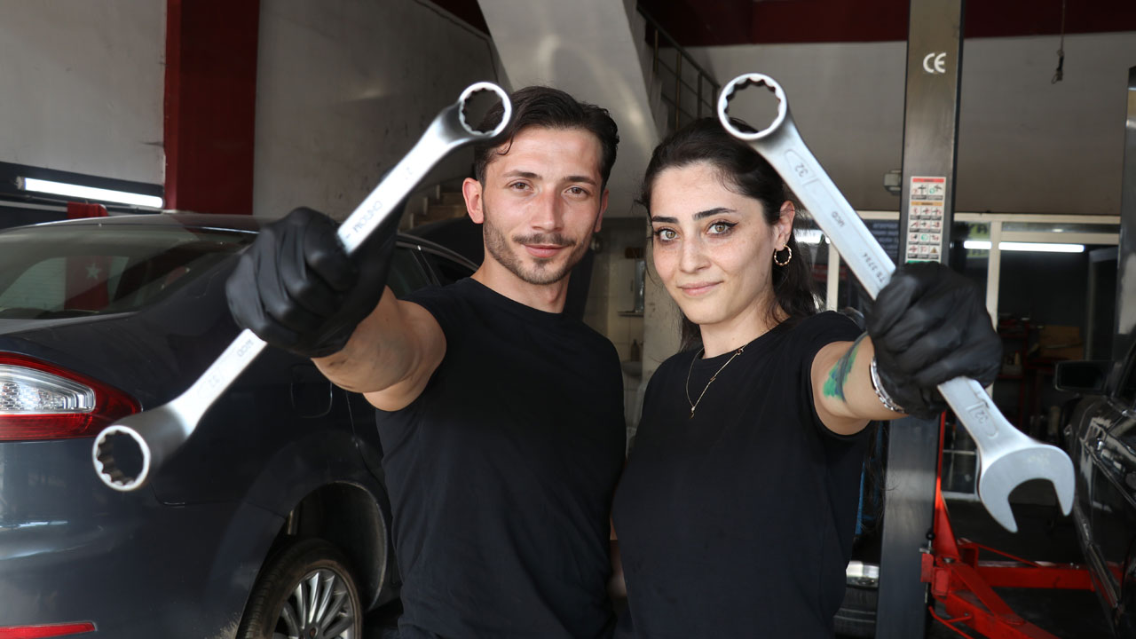 Foto - Motorları tek başına topluyor! Çırak bulamayınca eşini yetiştirdi