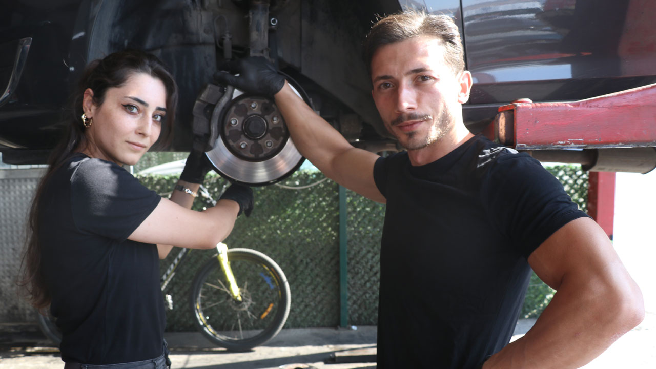 Foto - Motorları tek başına topluyor! Çırak bulamayınca eşini yetiştirdi