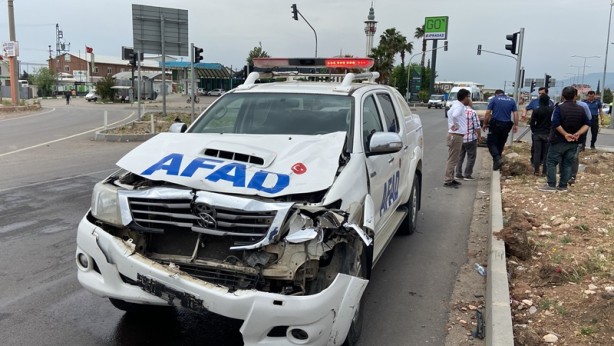 Foto - Motosiklet, AFAD aracıyla çarpıştı