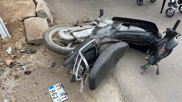 Foto - Motosiklet, AFAD aracıyla çarpıştı