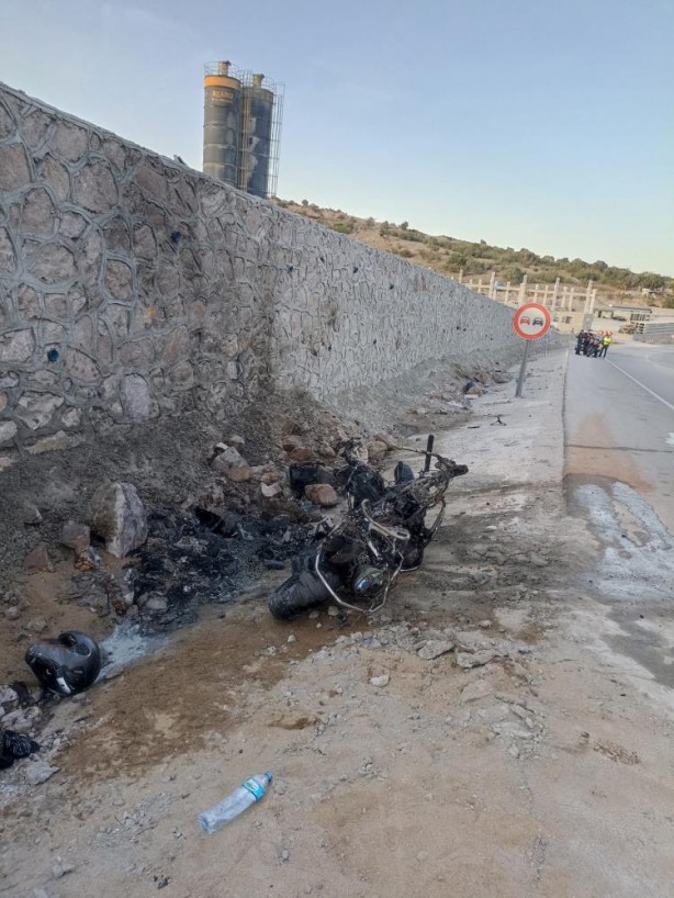 Foto - Motosiklet duvara çarparak alev aldı, sürücüsü hayatını kaybetti