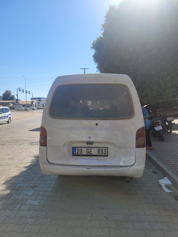 Motosiklet, minibüsün açılan kapısına çarptı