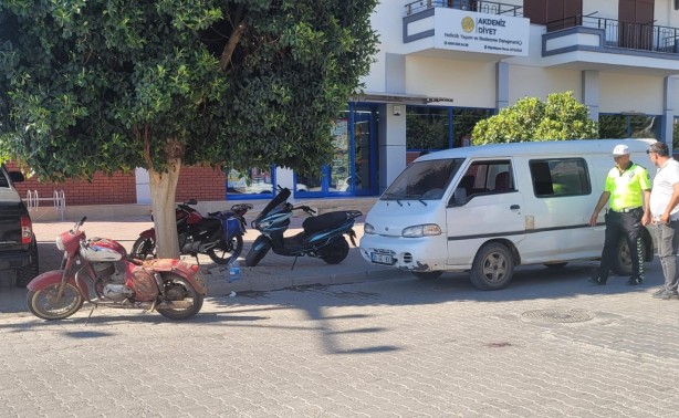 Foto - Motosiklet, minibüsün açılan kapısına çarptı