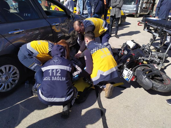 Motosiklet otomobile çarptı: Yaralılar var