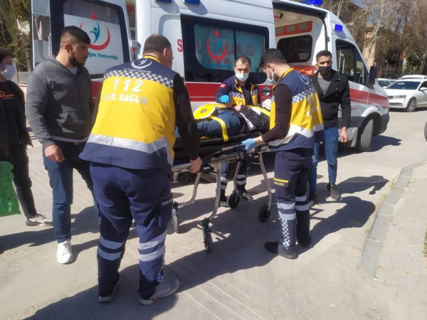 Foto - Motosiklet otomobile çarptı: Yaralılar var