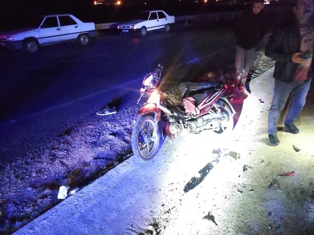 Foto - Motosiklet refüje devrildi