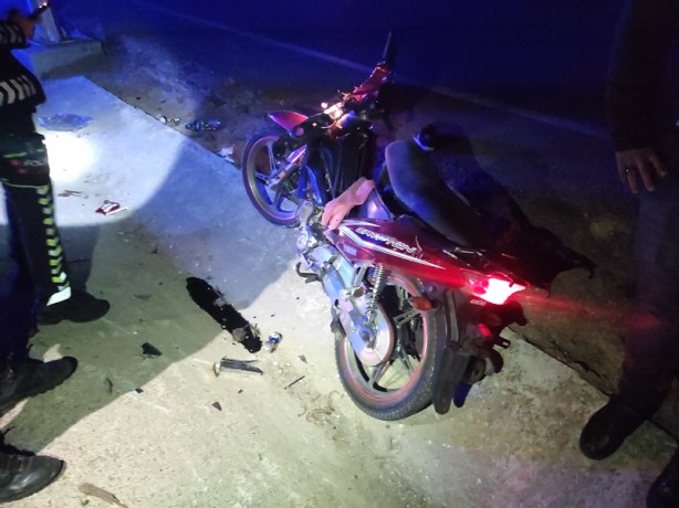 Foto - Motosiklet refüje devrildi