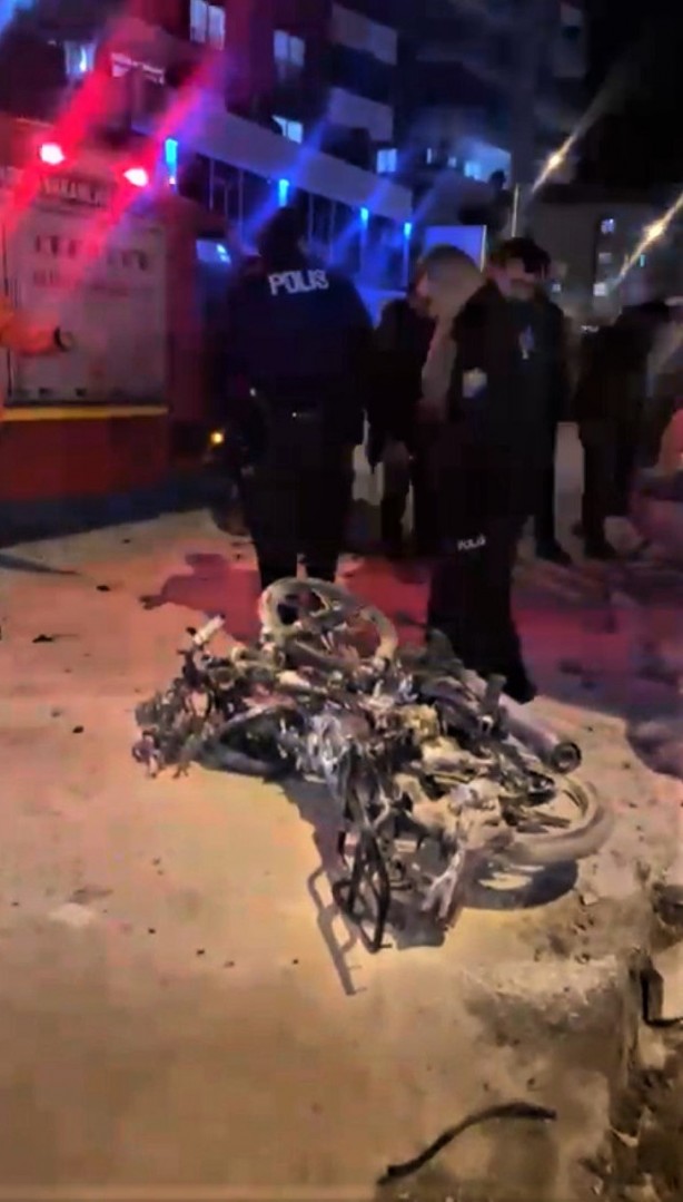 Foto - Motosiklet sokak ortasında alev alev yandı