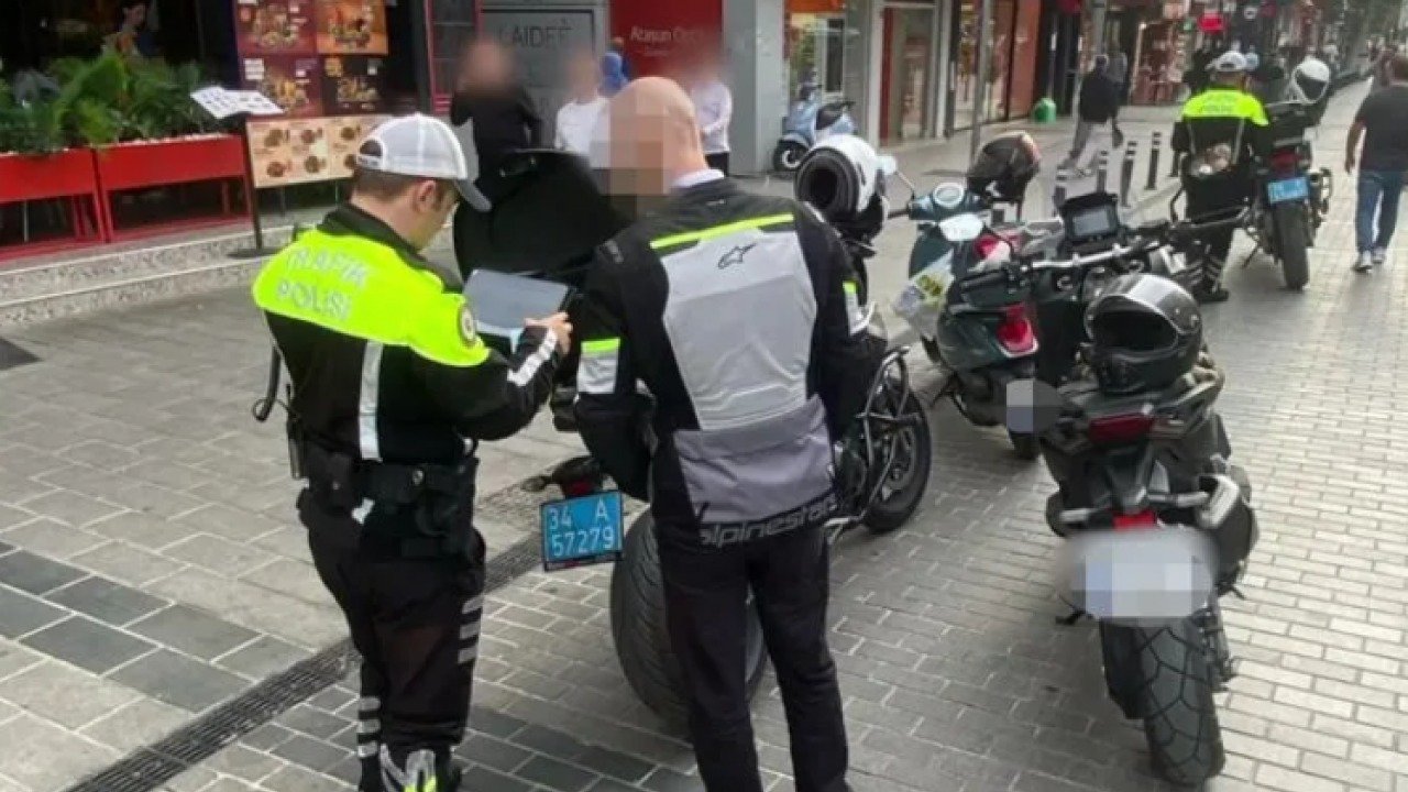 Foto - Motosikletler trafiği felç etti! Motosikletliler hiçbir kural tanımıyor mu?