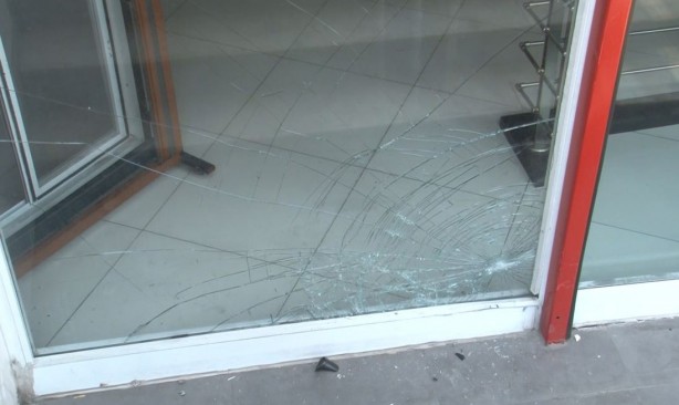 Foto - Motosikletli gençler önce araca, ardından direğe çarptı