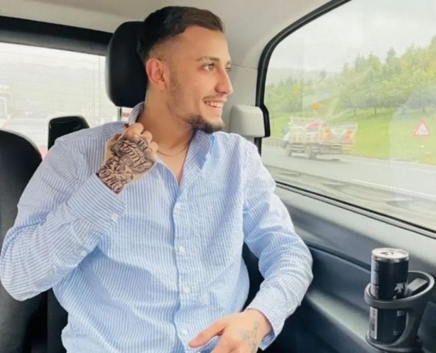 Motosikletli gençler önce araca, ardından direğe çarptı