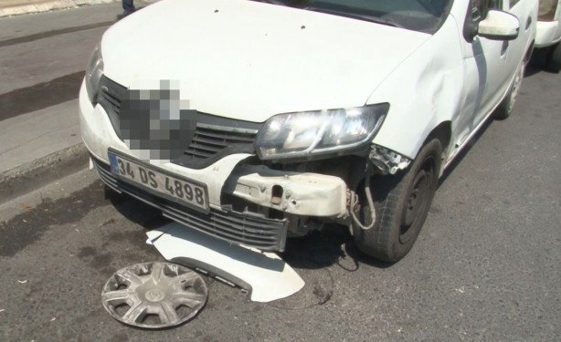 Foto - Motosikletli gençler önce araca, ardından direğe çarptı