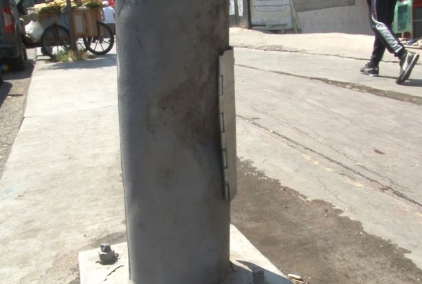 Foto - Motosikletli gençler önce araca, ardından direğe çarptı