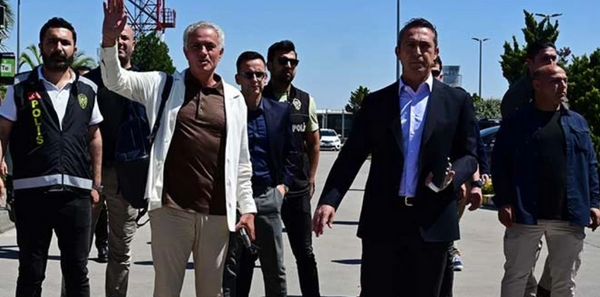 Mourinho'nun gelişi bile öfkeyi dindiremedi! Ali Koç'u şoke eden protesto! Hem havalimanı hem stat...