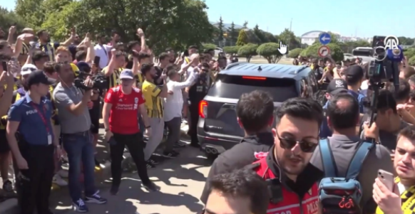Foto - Mourinho'nun gelişi bile öfkeyi dindiremedi! Ali Koç'u şoke eden protesto! Hem havalimanı hem stat...
