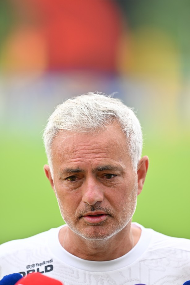 Mourinho'nun sinirleri bozuldu! Portekizli fabrika ayarlarına geri döndü! Geldiğinde çok sakindi ama… 