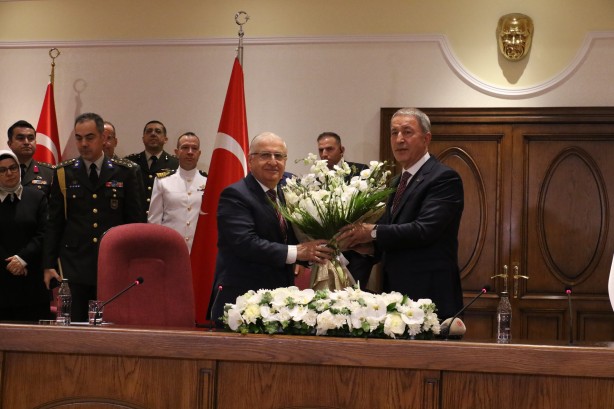 MSB'de bayrak değişimi!