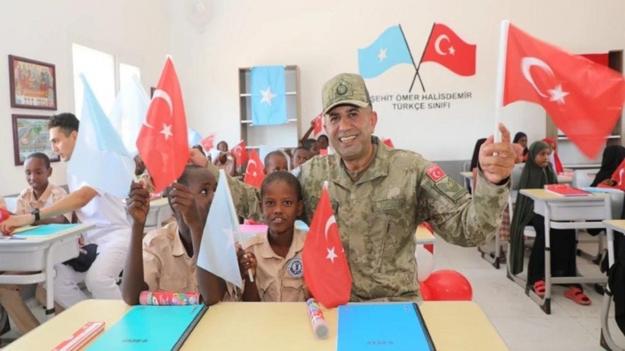 Foto - MSB’den yürekleri ısıtan Somali paylaşımı! Türk askeri miniklerin yüzünü güldürdü