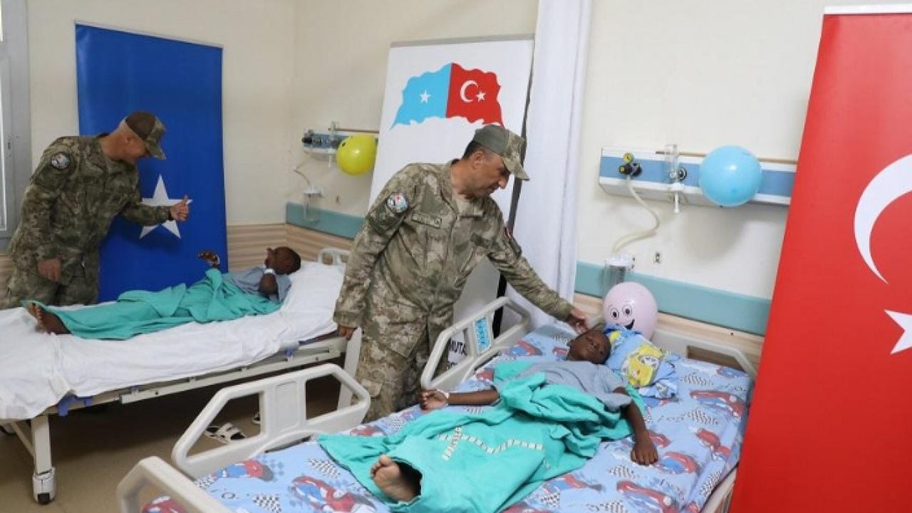 Foto - MSB’den yürekleri ısıtan Somali paylaşımı! Türk askeri miniklerin yüzünü güldürdü