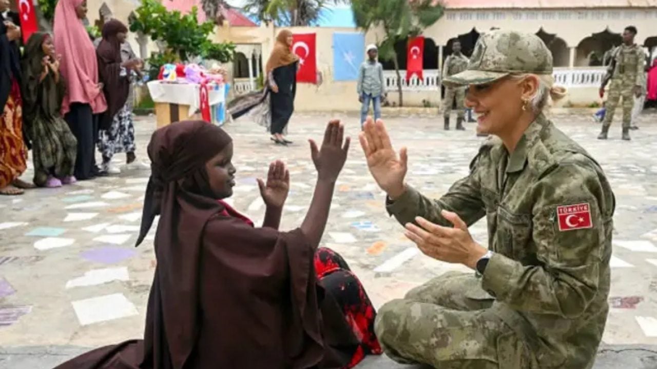 Foto - MSB’den yürekleri ısıtan Somali paylaşımı! Türk askeri miniklerin yüzünü güldürdü