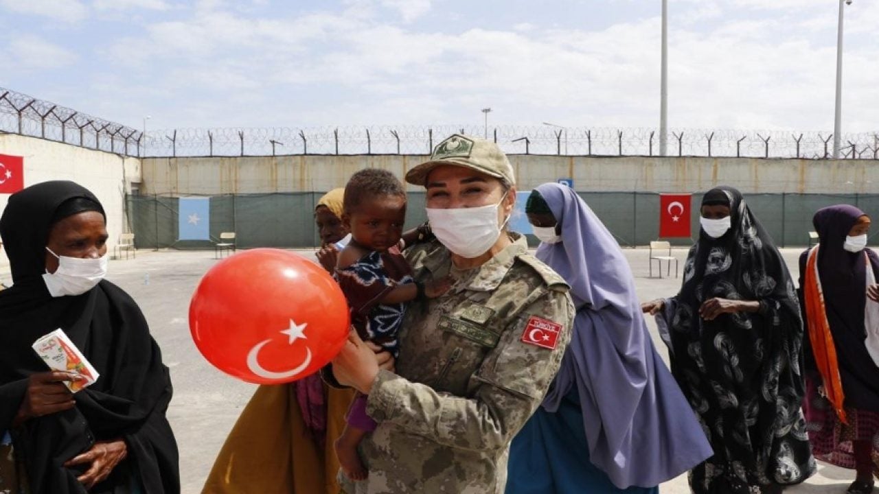 Foto - MSB’den yürekleri ısıtan Somali paylaşımı! Türk askeri miniklerin yüzünü güldürdü