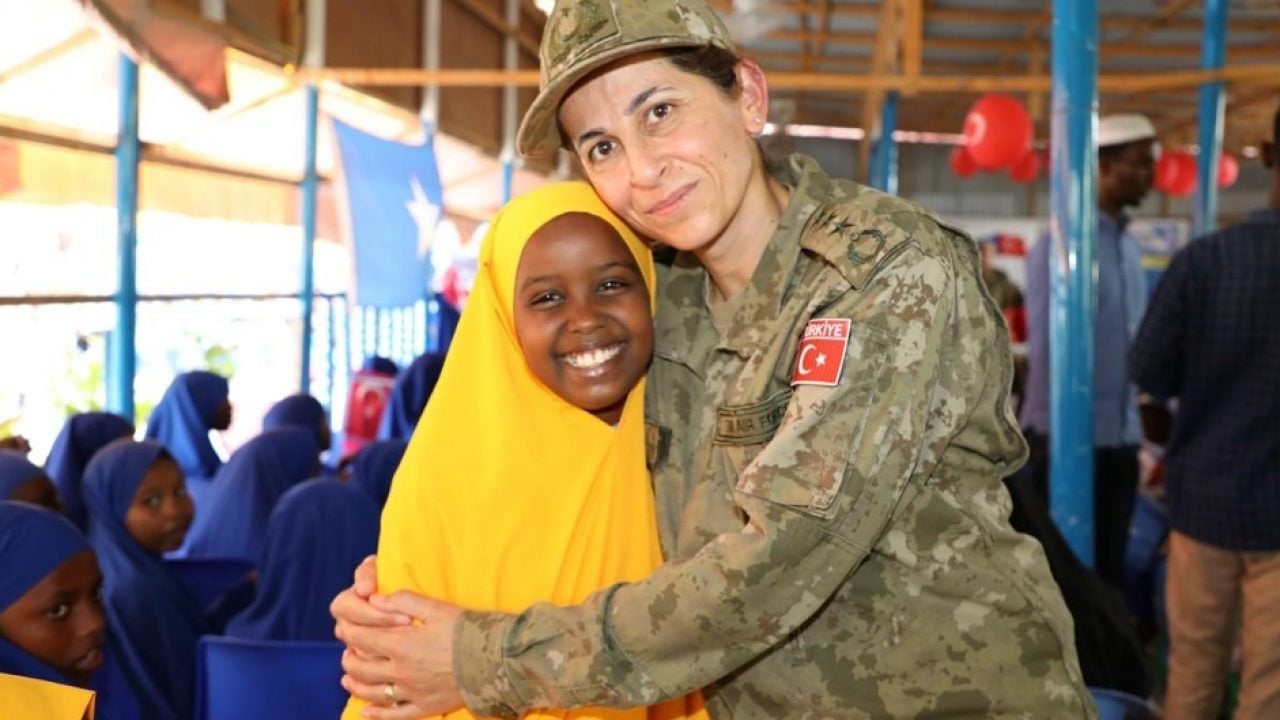 Foto - MSB’den yürekleri ısıtan Somali paylaşımı! Türk askeri miniklerin yüzünü güldürdü