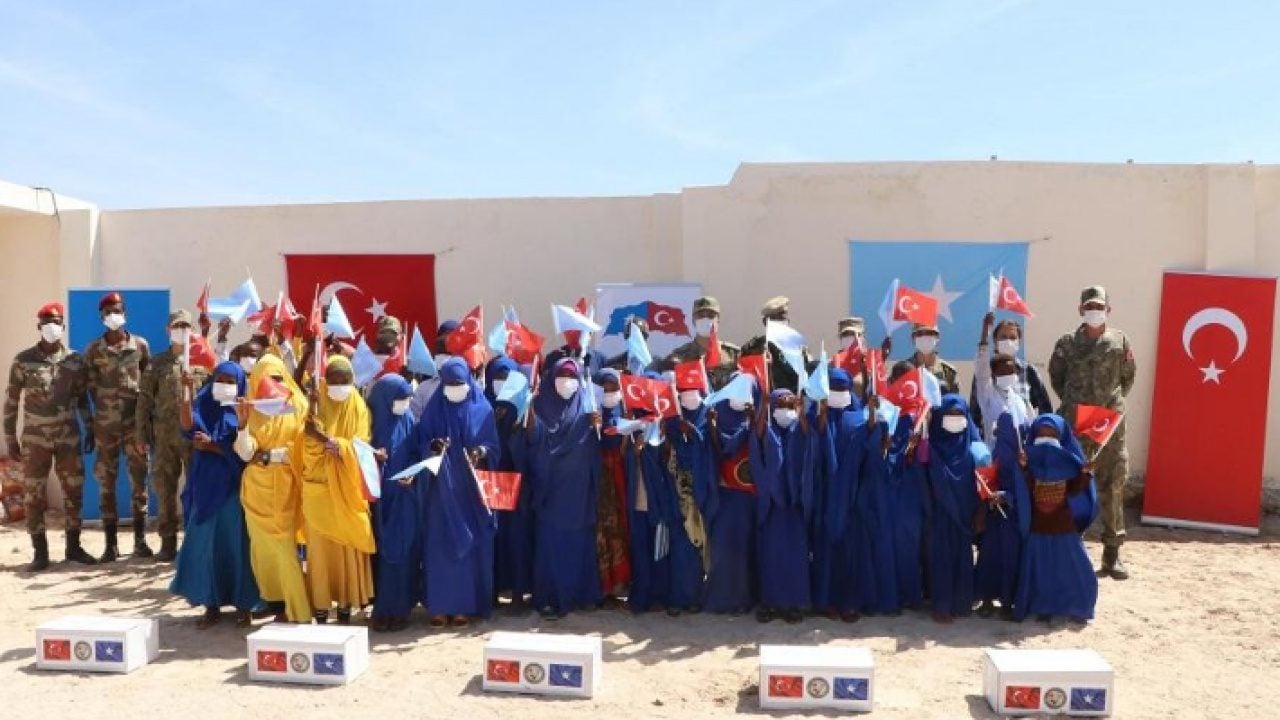 Foto - MSB’den yürekleri ısıtan Somali paylaşımı! Türk askeri miniklerin yüzünü güldürdü