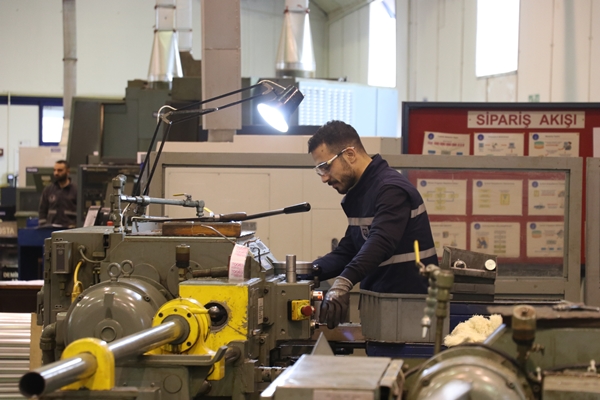 MSB'nin paraşüt üreten çalışanları depremzedeler için kolları sıvadı