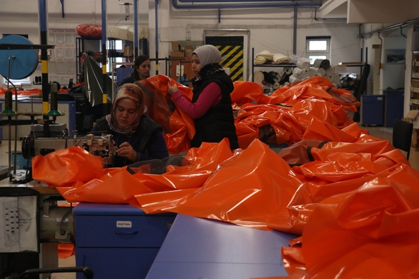 Foto - MSB'nin paraşüt üreten çalışanları depremzedeler için kolları sıvadı