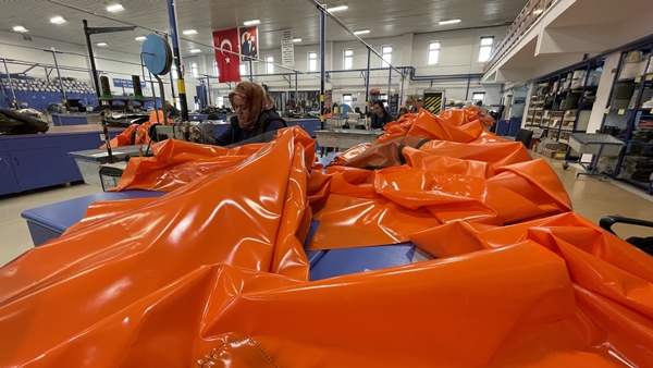 Foto - MSB'nin paraşüt üreten çalışanları depremzedeler için kolları sıvadı