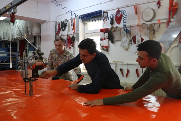 Foto - MSB'nin paraşüt üreten çalışanları depremzedeler için kolları sıvadı