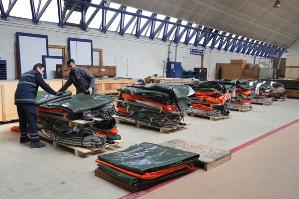 Foto - MSB'nin paraşüt üreten çalışanları depremzedeler için kolları sıvadı