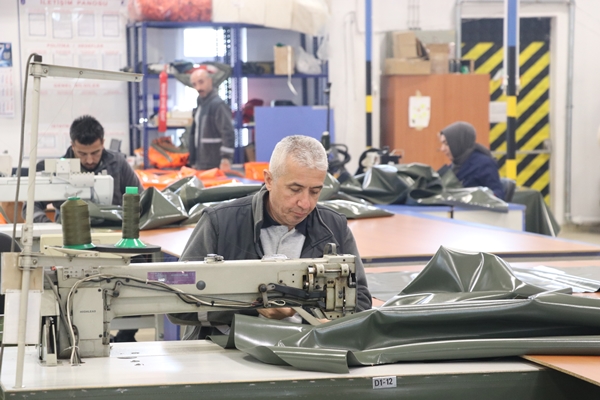 Foto - MSB'nin paraşüt üreten çalışanları depremzedeler için kolları sıvadı