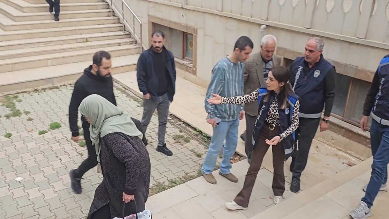 Mucizevi iyileşme cep telefonuna yansıdı! Zabıtayı gören dilencinin 'bel ağrısı' bir anda geçti!