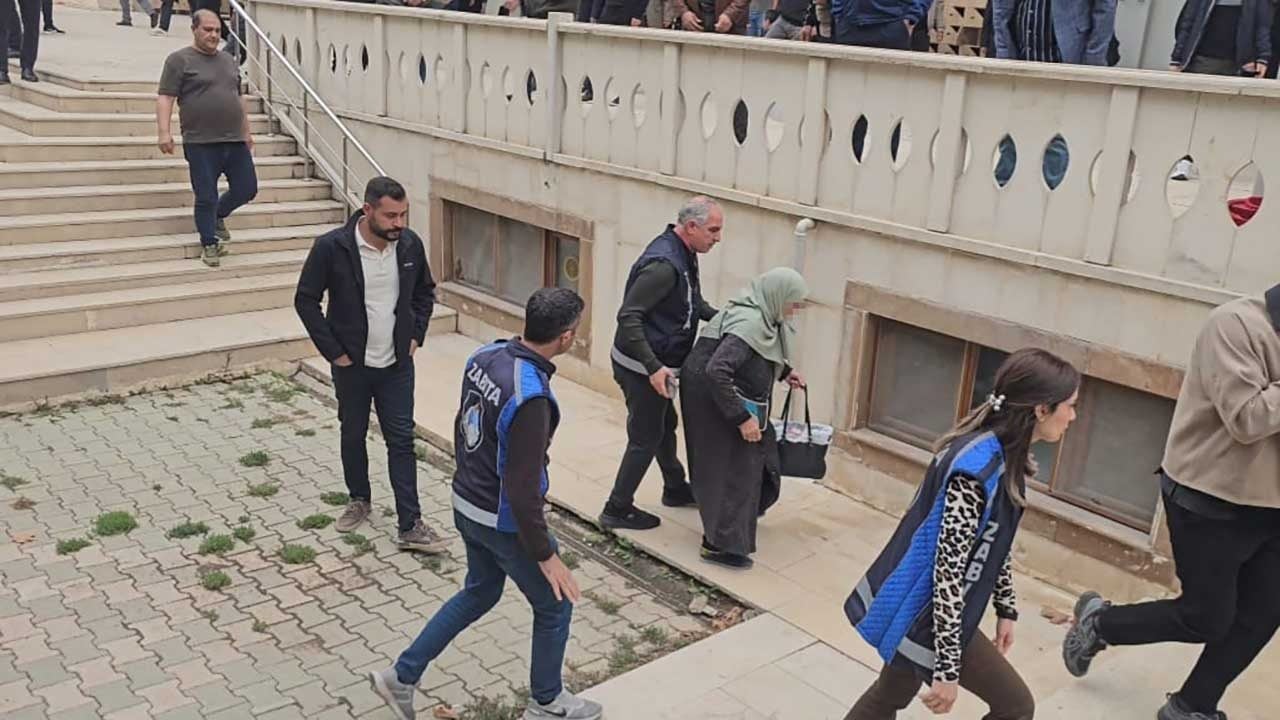 Foto - Mucizevi iyileşme cep telefonuna yansıdı! Zabıtayı gören dilencinin 'bel ağrısı' bir anda geçti!