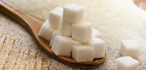 Mucizevi olaya tanık olun! Bunu deneyen pişman olmadı! Kesme şekerin bu özelliği herkesi şaşırtıyor