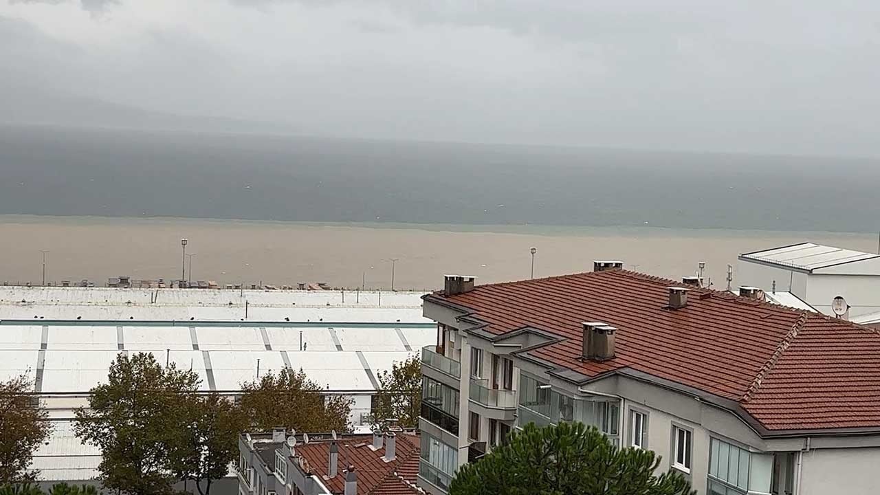 Foto - Mudanya kıyıları çamura bulandı! Sel sularının denize döküldüğü anlar kamerada!