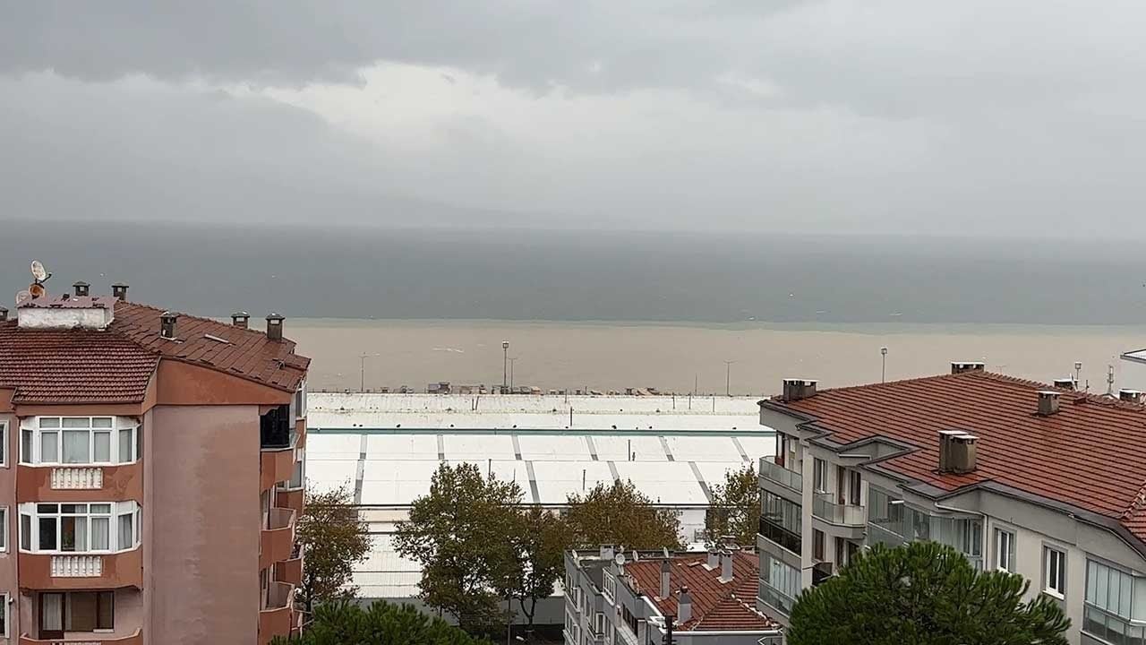 Mudanya kıyıları çamura bulandı! Sel sularının denize döküldüğü anlar kamerada!
