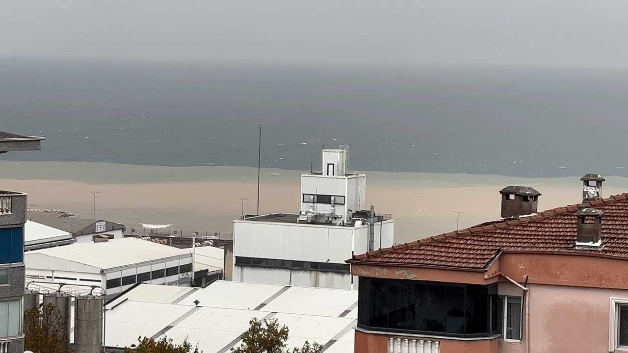 Foto - Mudanya kıyıları çamura bulandı! Sel sularının denize döküldüğü anlar kamerada!