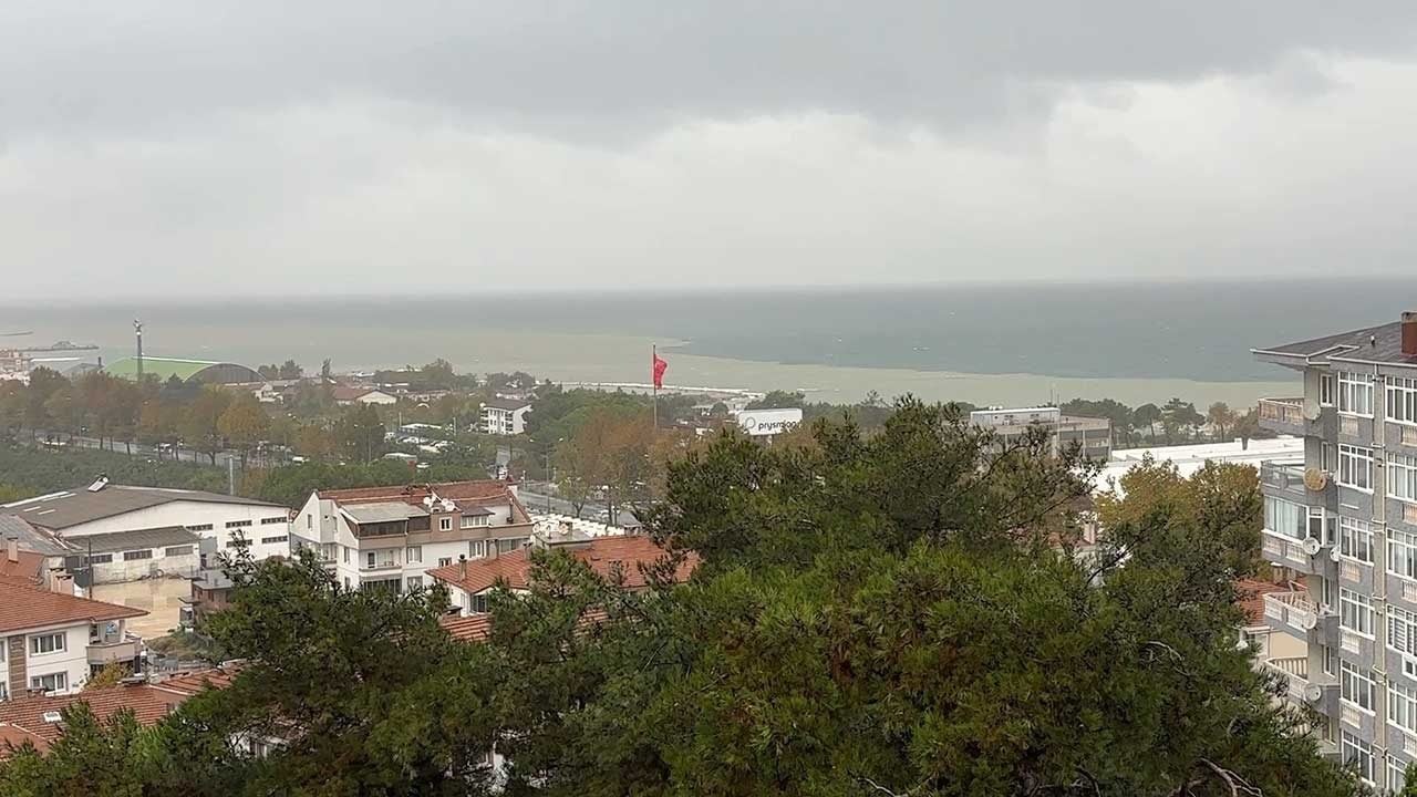 Foto - Mudanya kıyıları çamura bulandı! Sel sularının denize döküldüğü anlar kamerada!