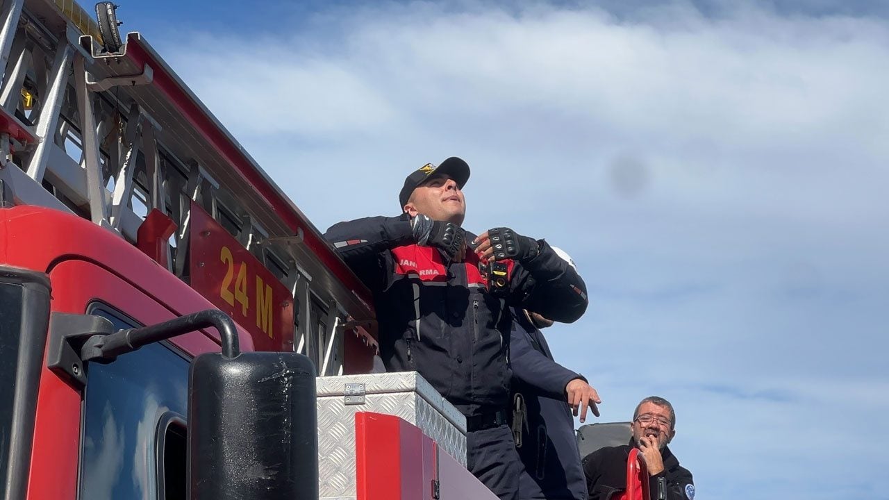 Foto - Mudanya'da korkutan eylem! Evini yıktırmamak için çatıya çıktı