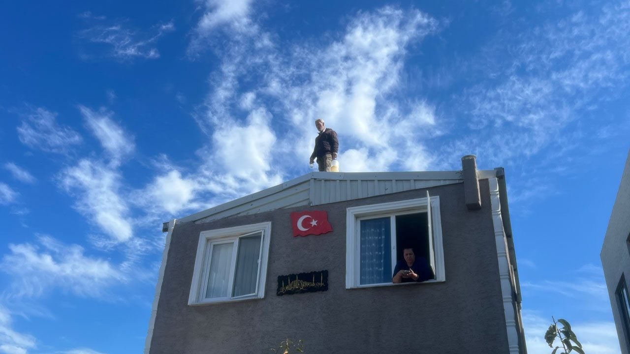 Foto - Mudanya'da korkutan eylem! Evini yıktırmamak için çatıya çıktı