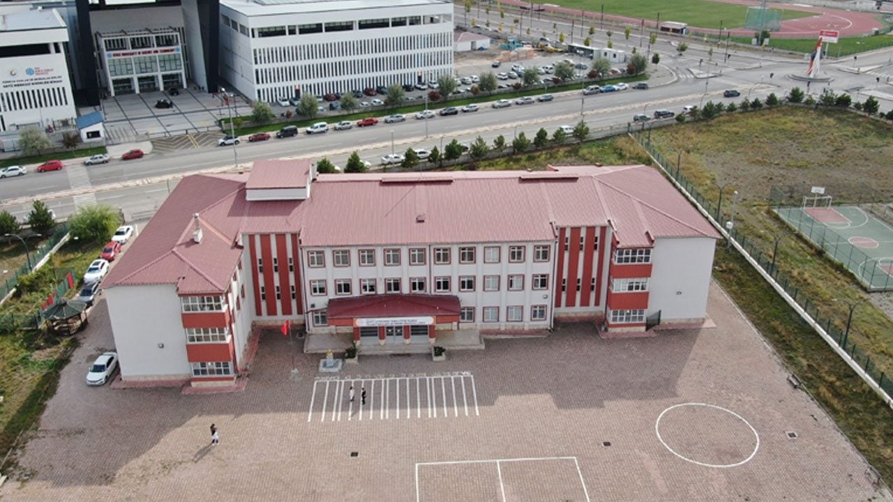 Foto - Müdür, öğrencilerine örnek olmak için okul koridoruna hayır çeşmesi yaptı