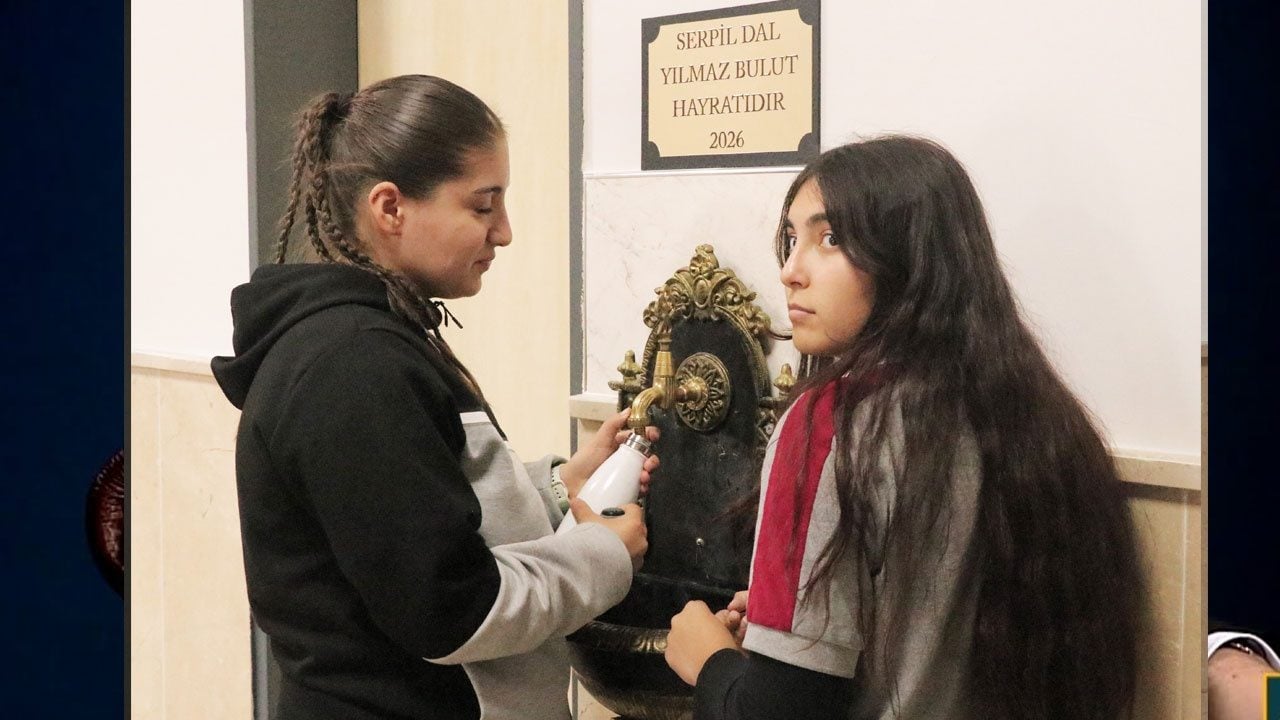 Foto - Müdür, öğrencilerine örnek olmak için okul koridoruna hayır çeşmesi yaptı