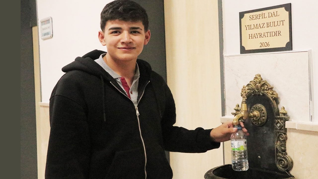 Foto - Müdür, öğrencilerine örnek olmak için okul koridoruna hayır çeşmesi yaptı