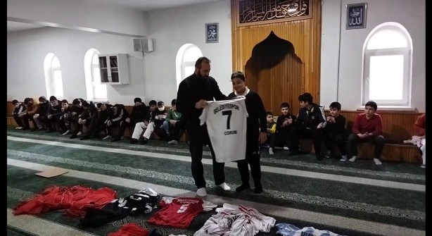 Foto - Müezzinin uygulaması takdir topladı! Çocuklara camiyi sevdirmek için üç ayda bir bunu yapıyor