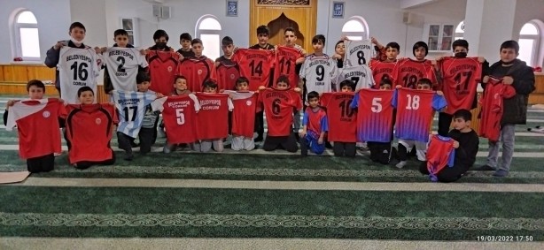 Foto - Müezzinin uygulaması takdir topladı! Çocuklara camiyi sevdirmek için üç ayda bir bunu yapıyor